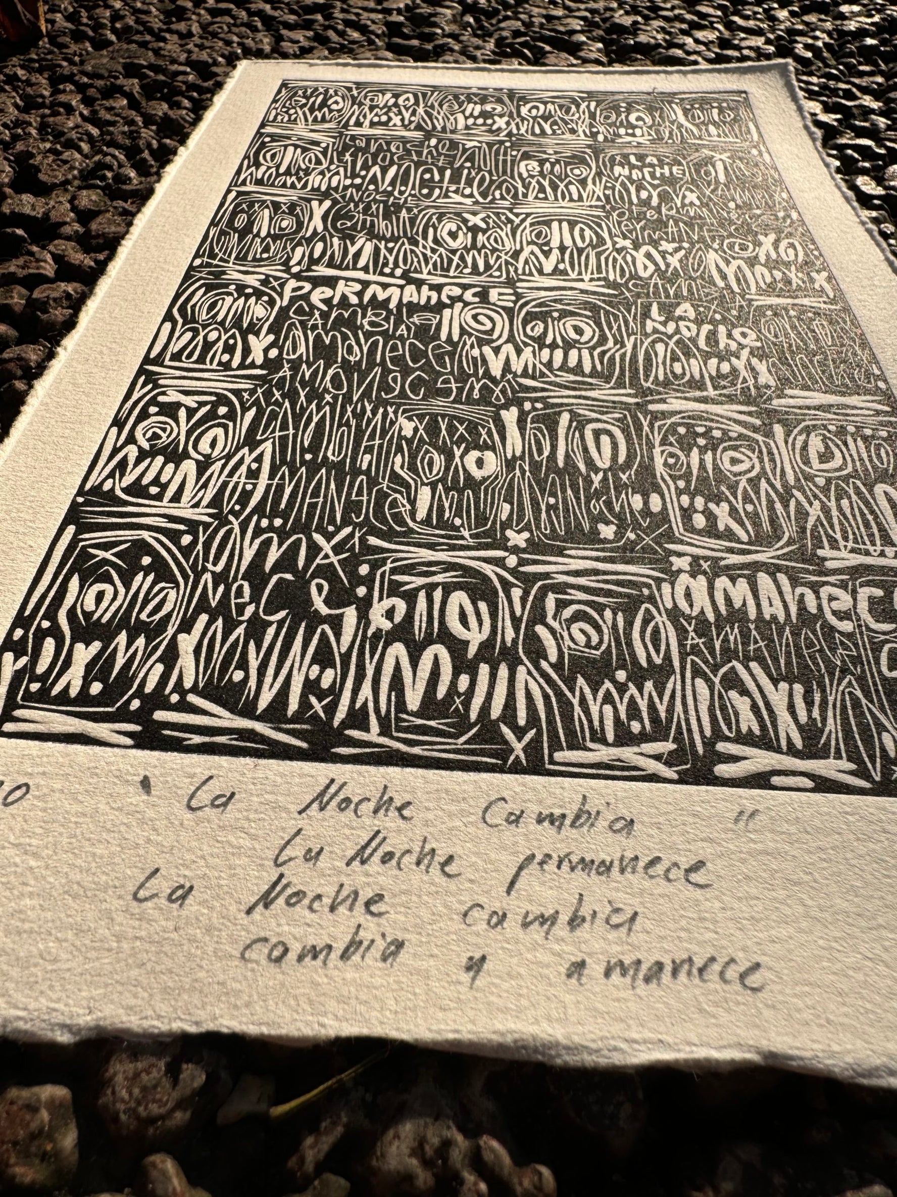 La noche cambia, la noche permanece. La noche cambia, cambia y amanece