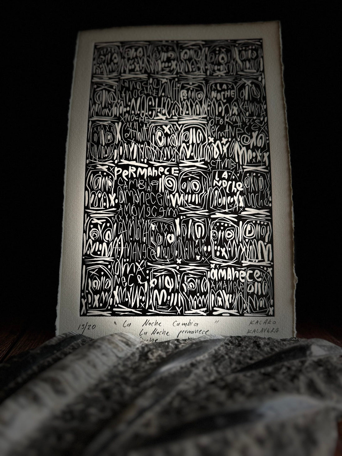 La noche cambia, la noche permanece. La noche cambia, cambia y amanece